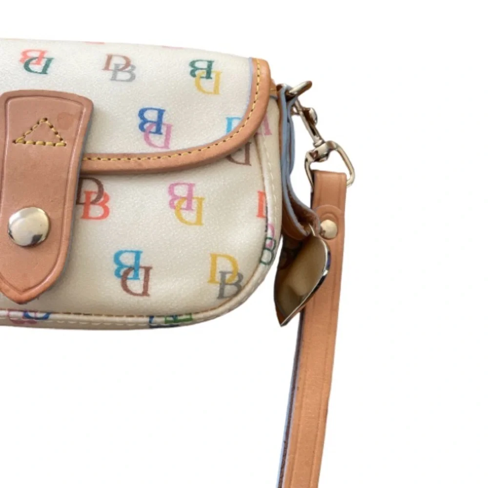 Dooney & Bourke reposhing this